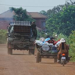 Menschen fahren mit Rollern und Transportwagen hinter einem Militärfahrzeug zur Evakuierung in Kambodscha, in der Provinz Oddar Meanchey. 