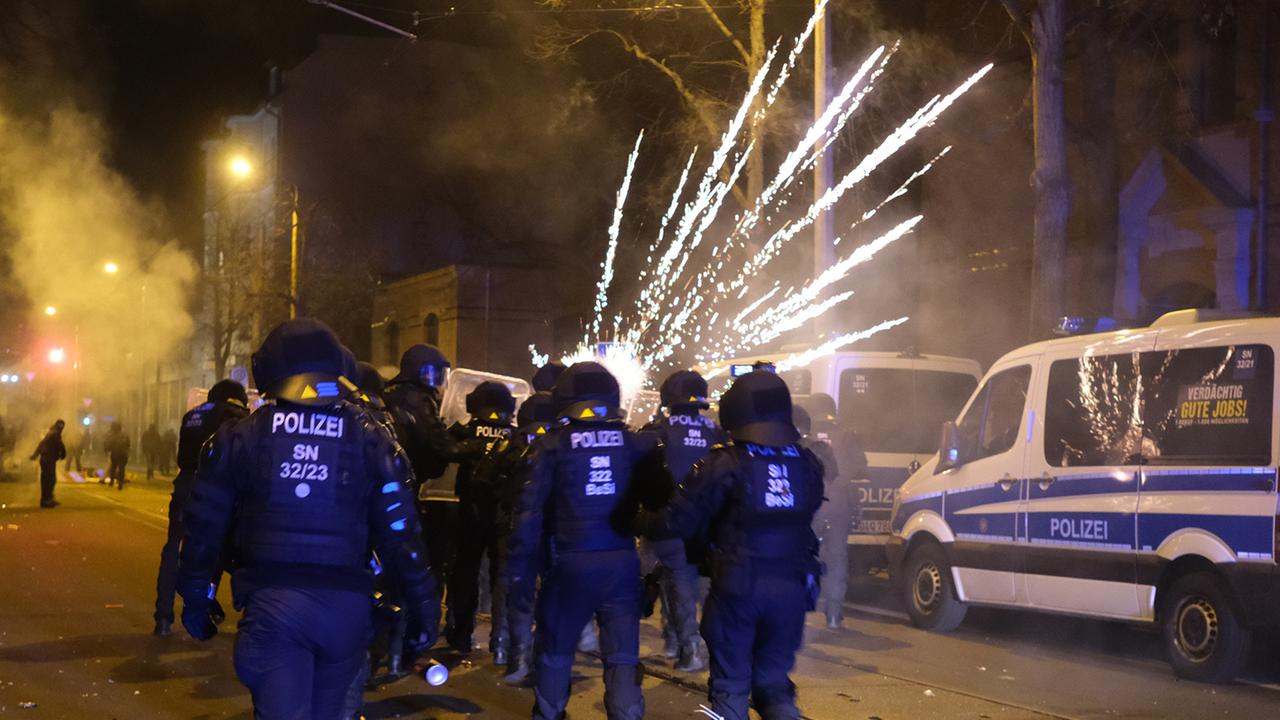 Gewalt gegen Einsatzkräfte: Hubig und Dobrindt wollen höhere Strafen