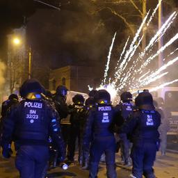 Polizisten werden im Stadtteil Connewitz mit Pyrotechnik beworfen.