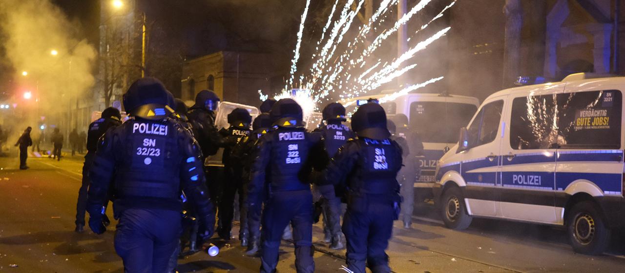 Polizisten werden im Stadtteil Connewitz mit Pyrotechnik beworfen.