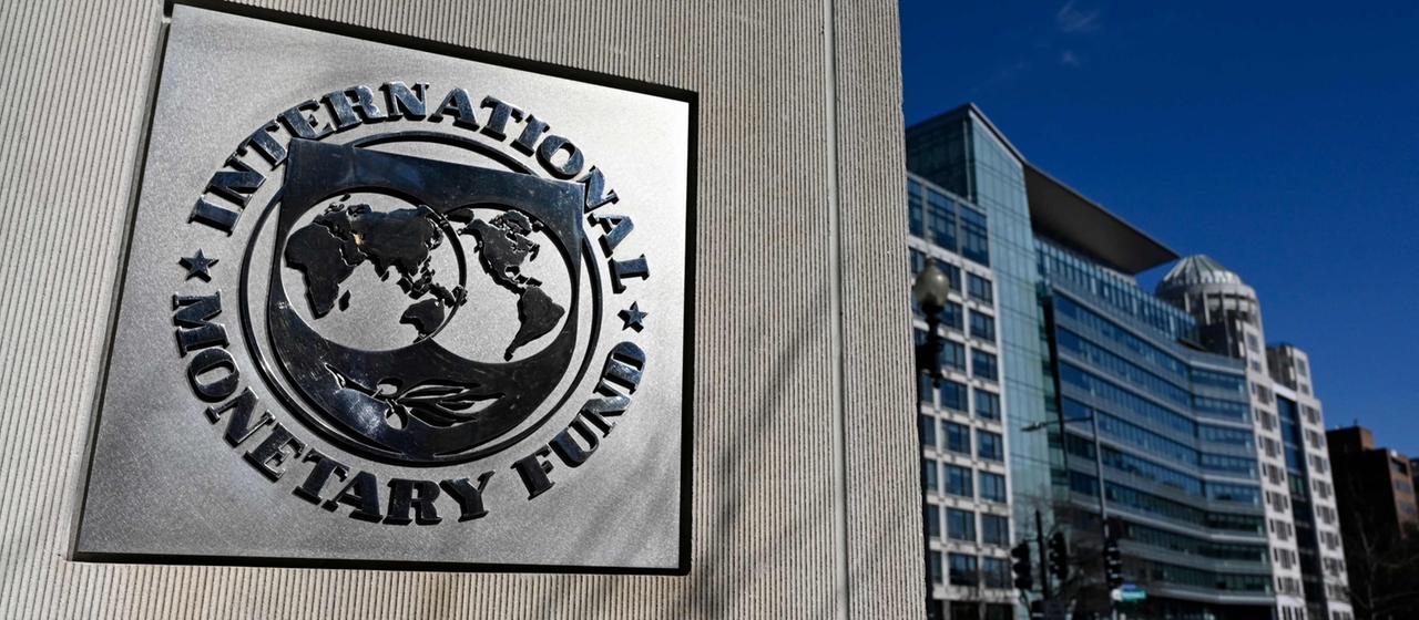 Das Logo des IWF ist an einer Hauswand zu sehen.