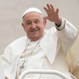 Papst Franziskus winkt, als er Ende November 2024 zu seiner wöchentlichen Generalaudienz auf dem Petersplatz im Vatikan ankommt.