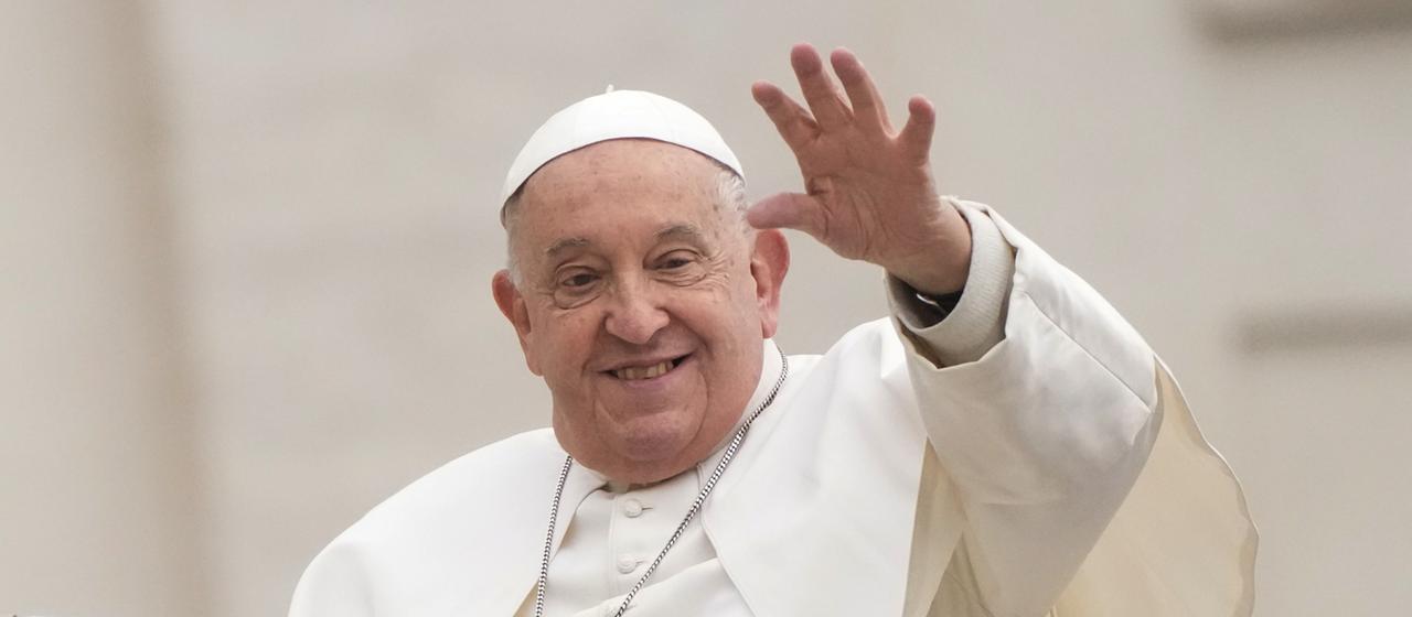 Papst Franziskus winkt, als er Ende November 2024 zu seiner wöchentlichen Generalaudienz auf dem Petersplatz im Vatikan ankommt.