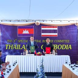 Auf diesem von der Agence Kampuchea Press (AKP) veröffentlichten Foto ist der kambodschanische Verteidigungsminister Tea Seiha (Mitte links) neben dem thailändischen Verteidigungsminister Natthaphon Narkphanit (Mitte rechts) zu sehen.