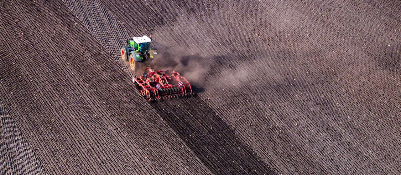 Ein Traktor pflügt ein Feld.