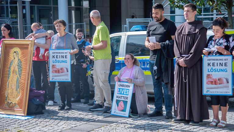 Eine Gruppe Menschen mit Schildern.