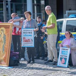 Eine Gruppe Menschen mit Schildern.