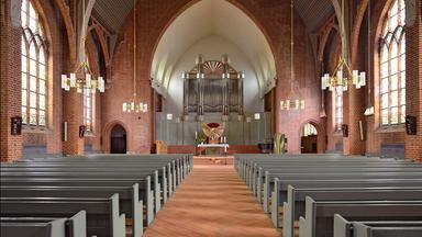 Innenansicht der evangelischen St.-Petri-Kirche in Cuxhaven mit Orgel und Altar.
