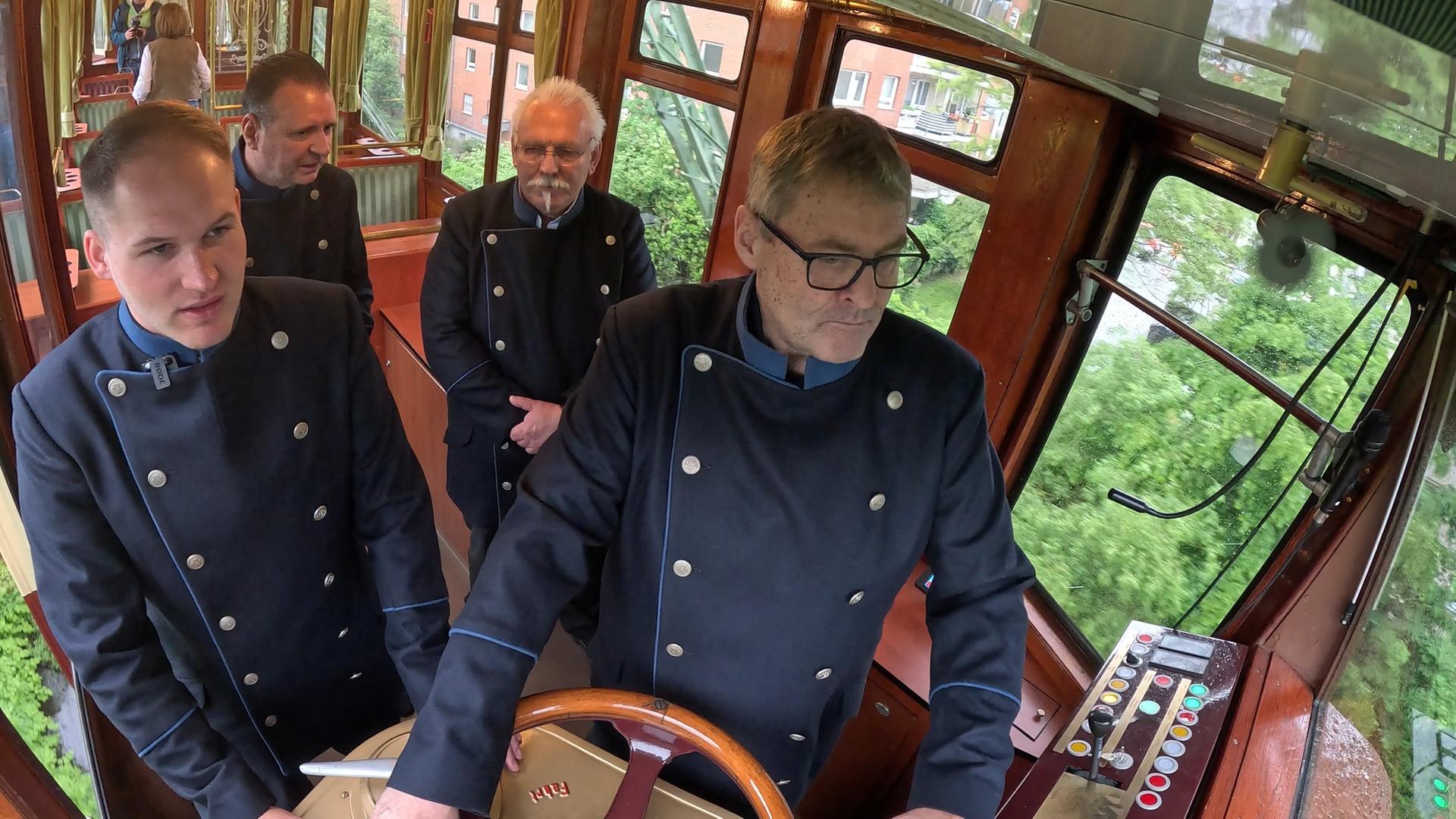 Wuppertaler Schwebebahn: Der Kaiserwagen schwebt wieder