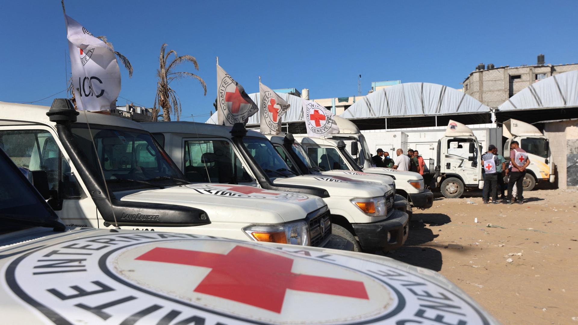 Fahrzeuge des Roten Halbmonds und Kühlwagen stehen vor dem Nasser-Krankenhaus im Gazastreifen. | AFP