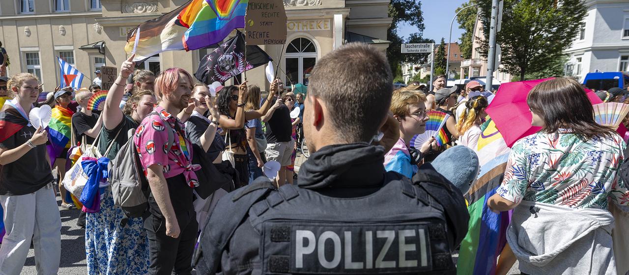 Ein Polizist beobachtet die Parade zum Christopher Street Day in Bautzen. (Archivbild: 10.08.2025)