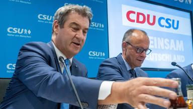 CSU-Chef Markus Söder und CDU-Chef Friedrich Merz (r) nehmen an der gemeinsamen Präsidiumssitzung von CDU und CSU teil.