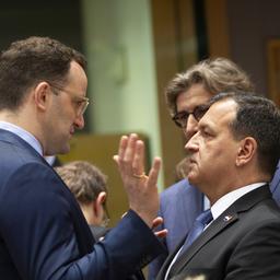 Jens Spahn mit dem kroatischen Gesundheitsminister Vili Beros im Gespräch