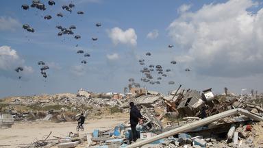 Fallschirme mit Hilfslieferungen über dem Gazastreifen (Archivbild: 25.3.2024)