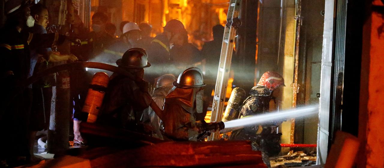 Feuerwehrleute bei der Bekämpfung des Brandes in Hanoi