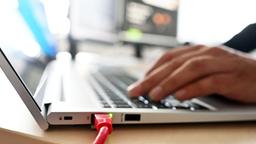 Ein Mann arbeitet an einem Laptop