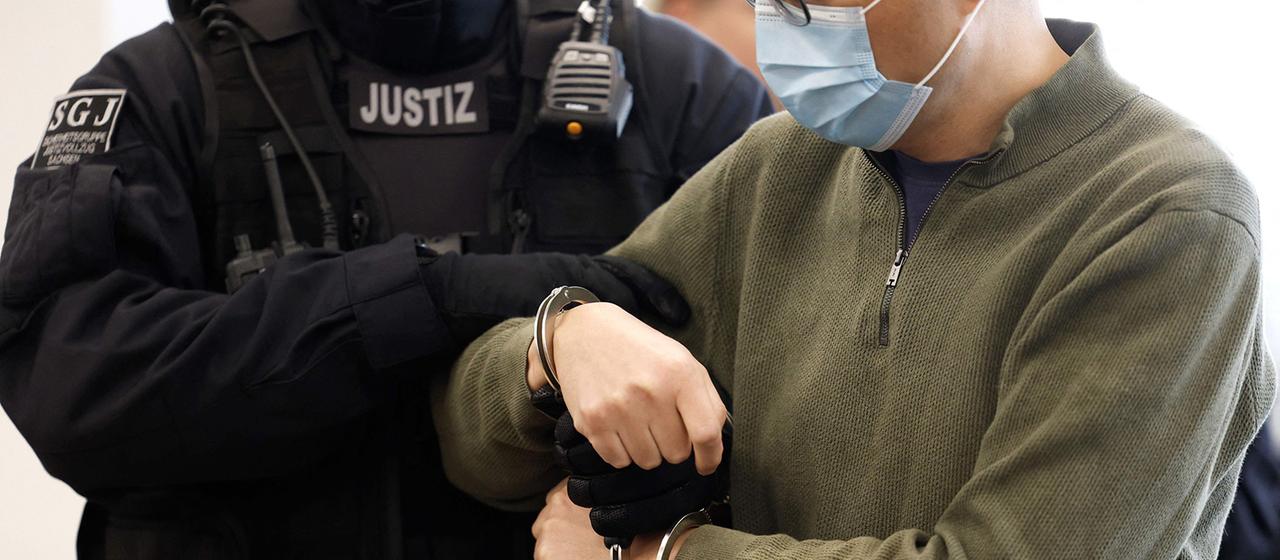 Der Angeklagte Jian G. erscheint in den Räumlichkeiten des Oberlandesgerichts in Dresden.