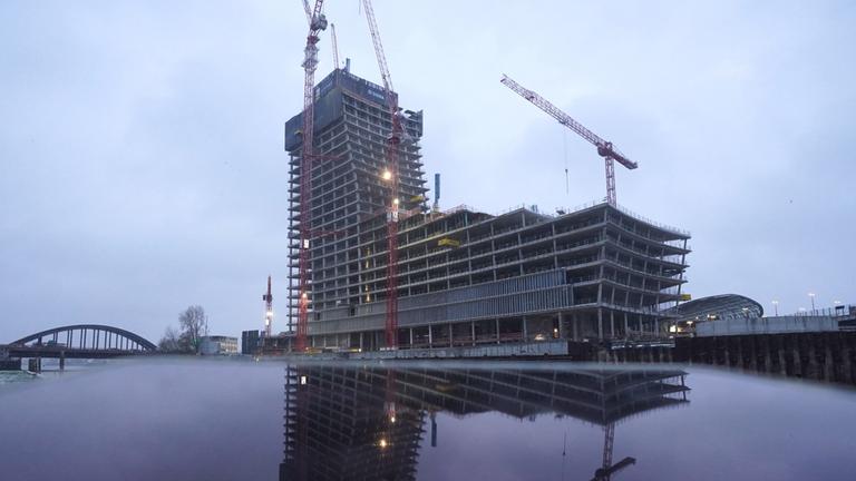 Die Baustelle des Elbtowers an den Elbbrücken in der Hafencity 