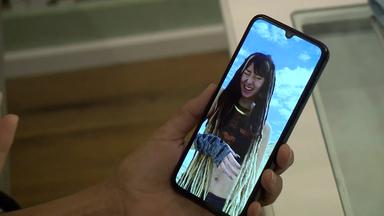 Ein Foto der 22-jährigen Shani Louk ist auf einem Handy zu sehen.