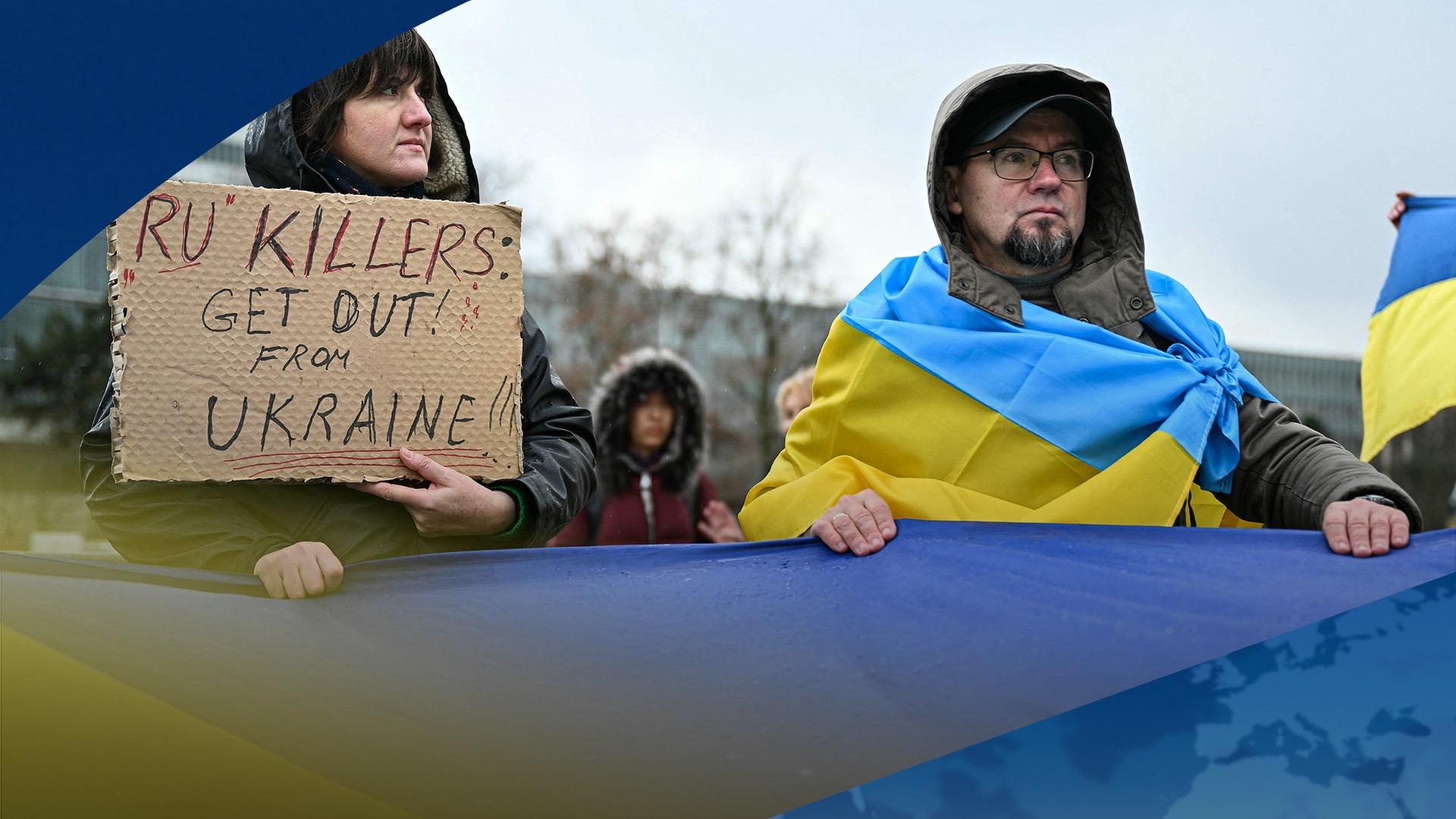 Demonstranten halten die ukrainische Flagge | Harold CUNNINGHAM / AFP)