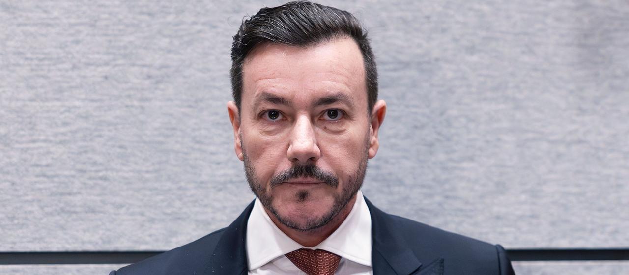 Der Angeklagte René  Benko zu Beginn des Prozesses gegen den Signa-Gründer.