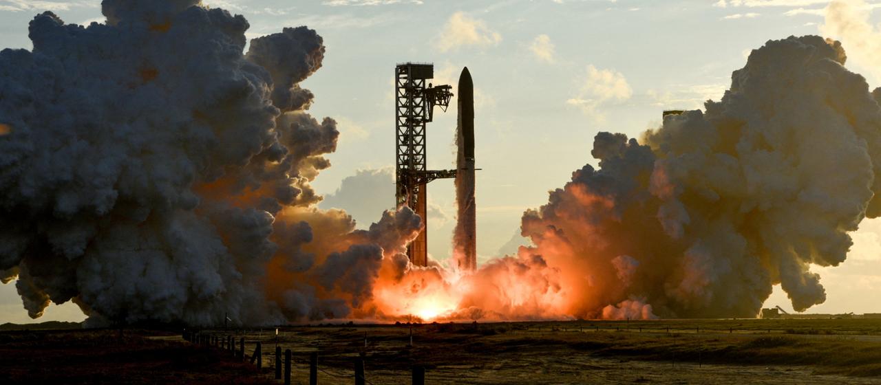 Das Raketensystem Starship beim Start an der Raketenbasis