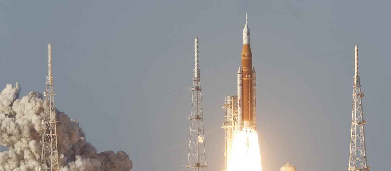 Die "Orion"-Capsule with the rocket system "Space Launch System" takes off from the Cape Canaveral spaceport for the Artemis 2 lunar mission.