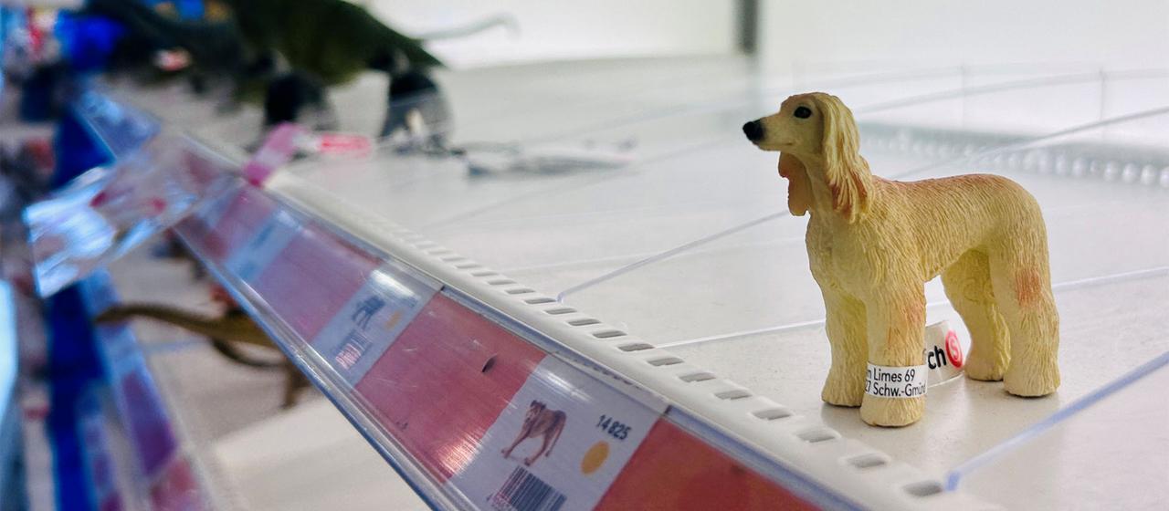 Eine Schleich-Figur im Kinderladen Wirth in Mainz steht beim Räumungsverkauf in einem Regal.