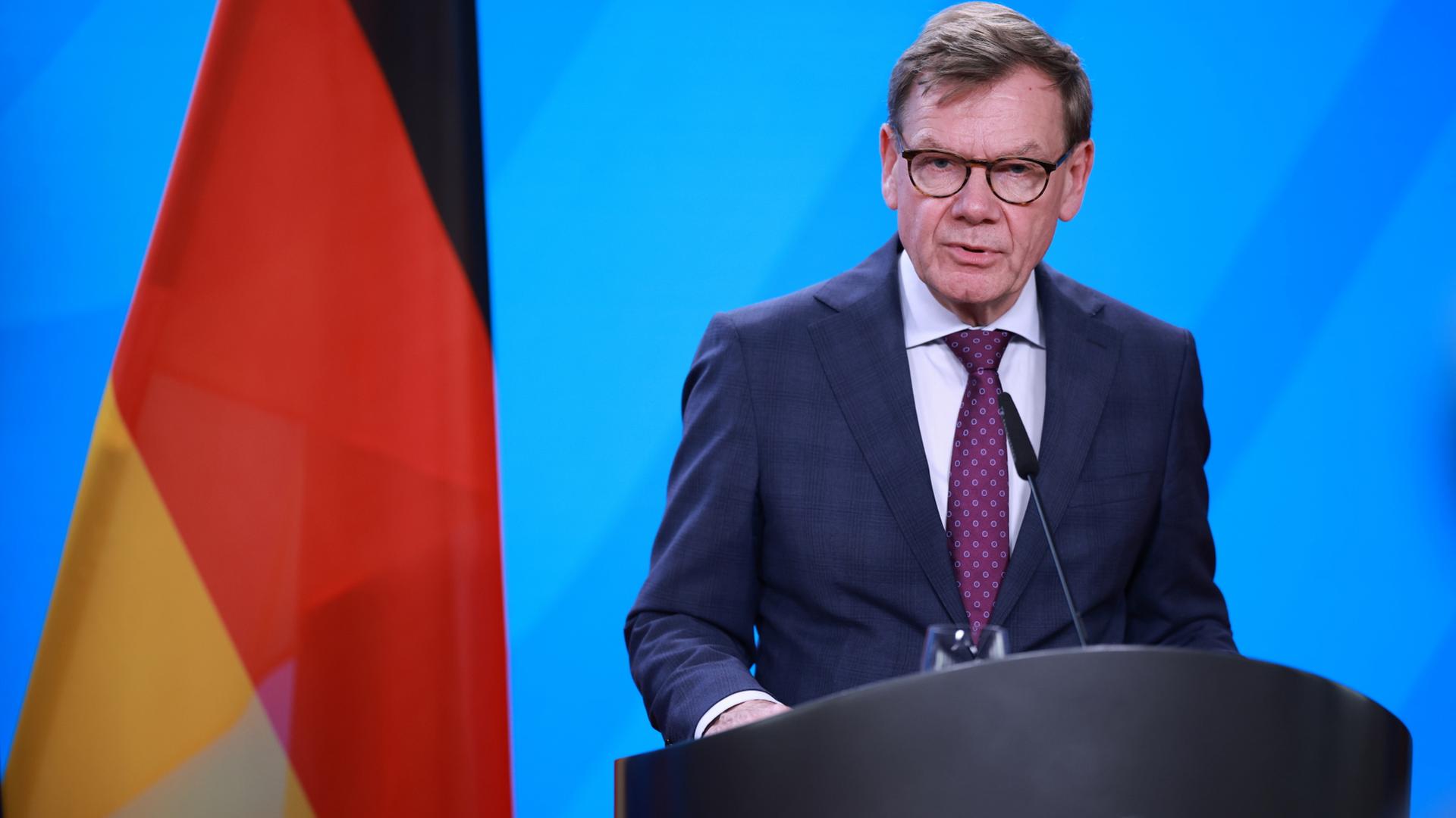 Johann Wadephul am Rednerpult, neben ihm die deutsche Flagge. | EPA