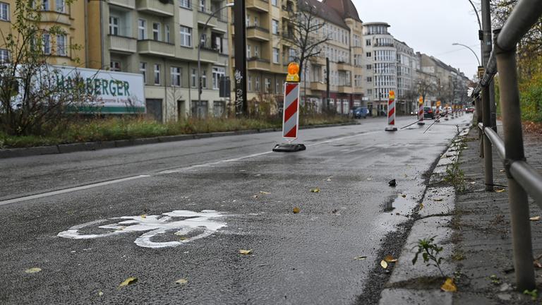 Aktivisten von Sand im Getriebe Berlin haben am 14.11.2024 einen Pop-up-Radweg auf der Berliner Allee aufgesprüht. (Quelle: dpa-Bildfunk/Markus Lenhardt)