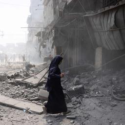 Menschen gehen durch Trümmer im südlichen Stadtteil al-Zeitoun in Gaza-Stadt. 