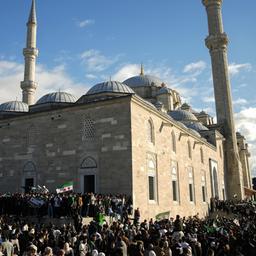 Menschen versammeln sich zur Feier des Sturzes der syrischen Regierung in einer Glaubensmoschee in Istanbul.