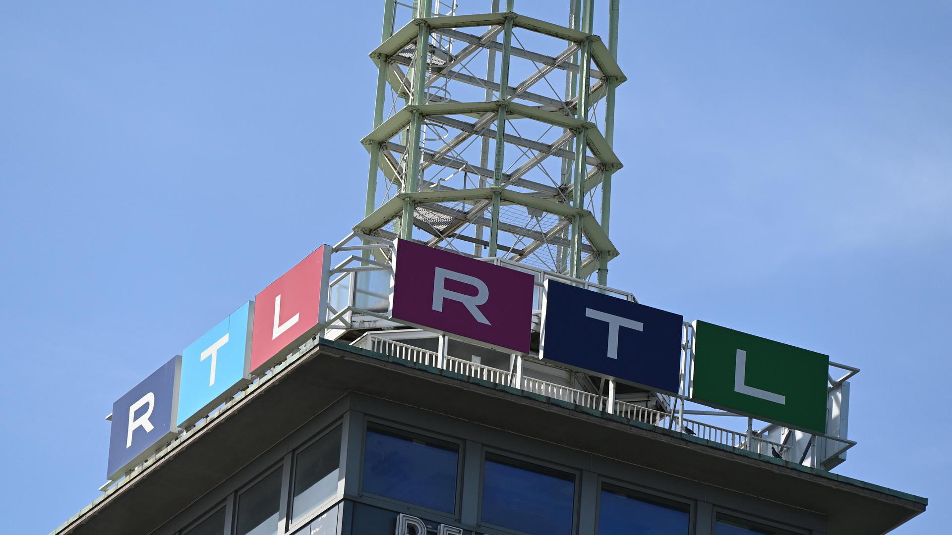 Schriftzug der RTL Group an einem Gebäude, dem ehemaligen Messe Turm, in Köln. | picture alliance / dpa
