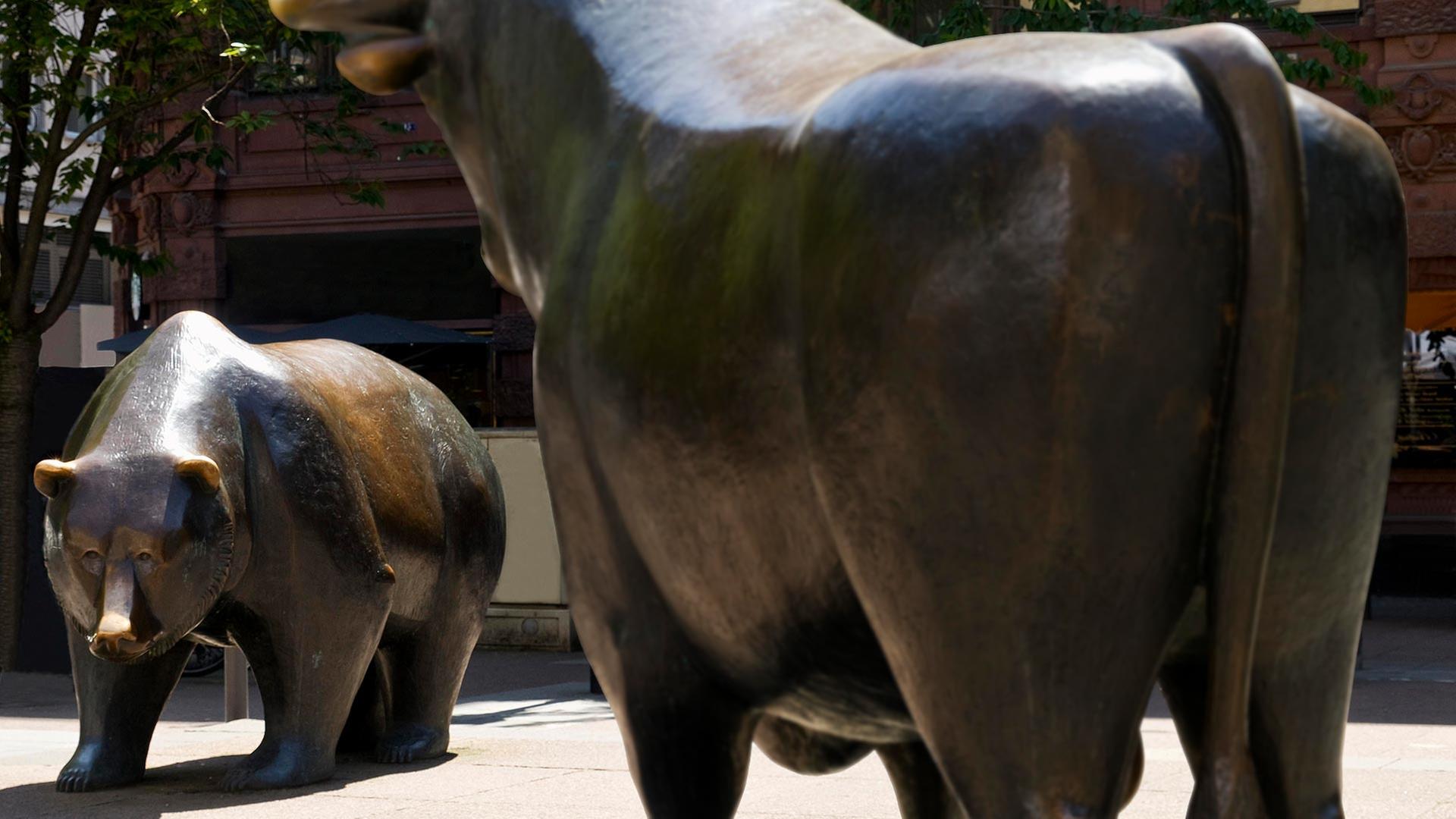 Bulle und Bär auf dem Börsenplatz in Frankfurt. | picture alliance / imageBROKER