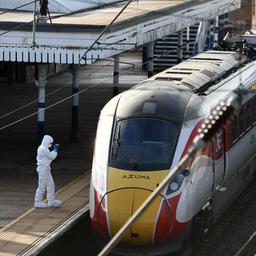 Ein Forensiker untersucht einen Zug der London North Eastern Railway (LNER).