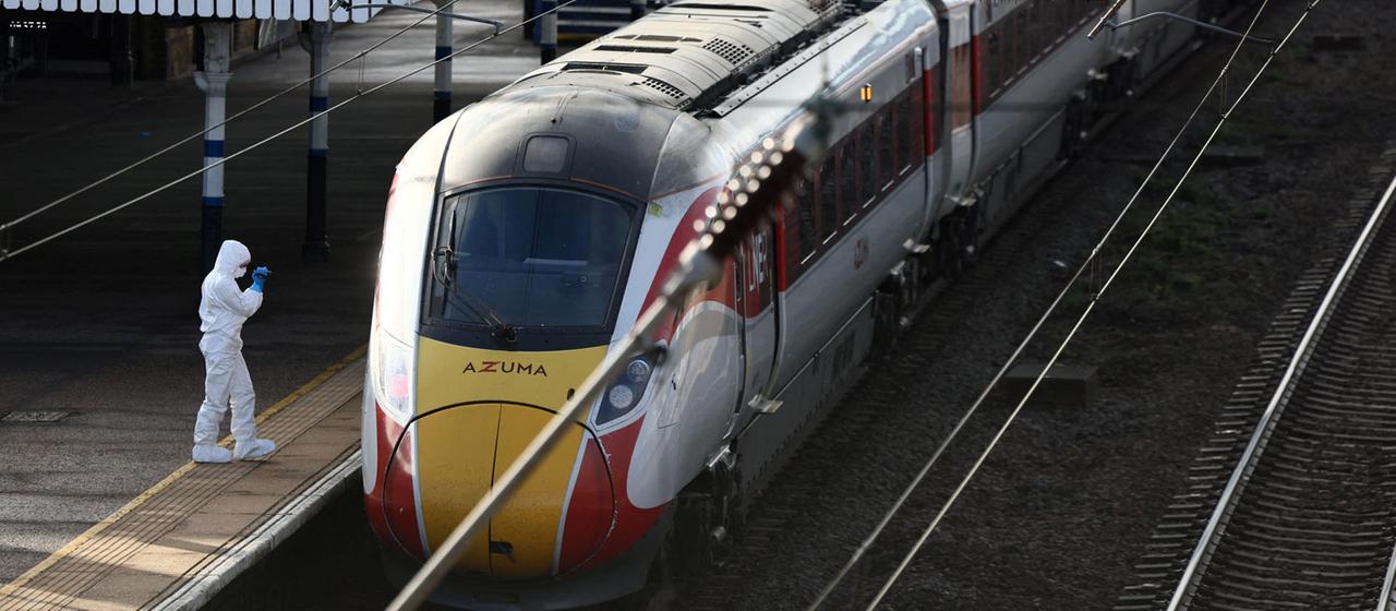 Ein forensischer Wissenschaftler untersucht einen Zug der London North Eastern Railway (LNER).