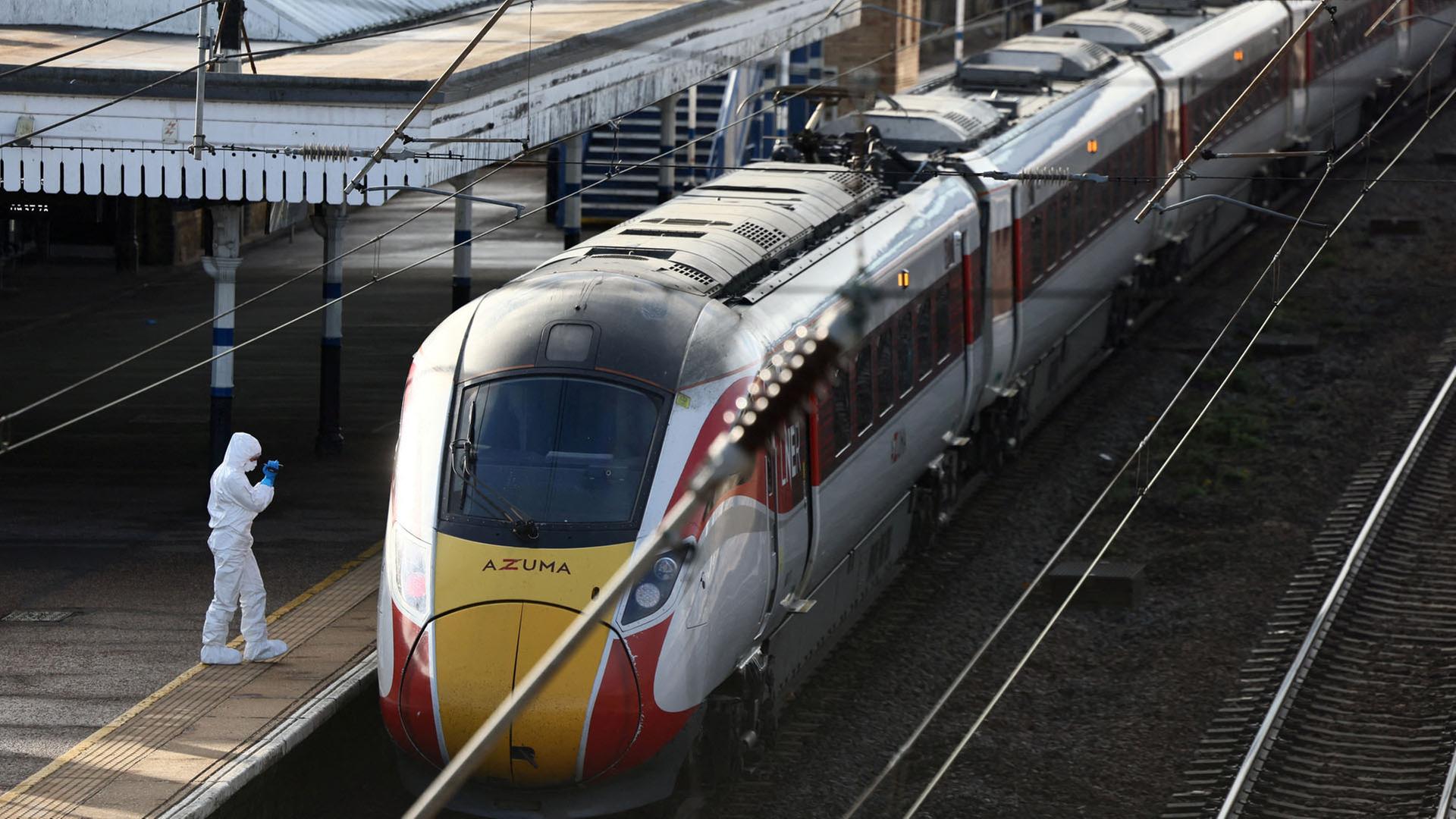 Ein Forensiker untersucht einen Zug der London North Eastern Railway (LNER). | REUTER