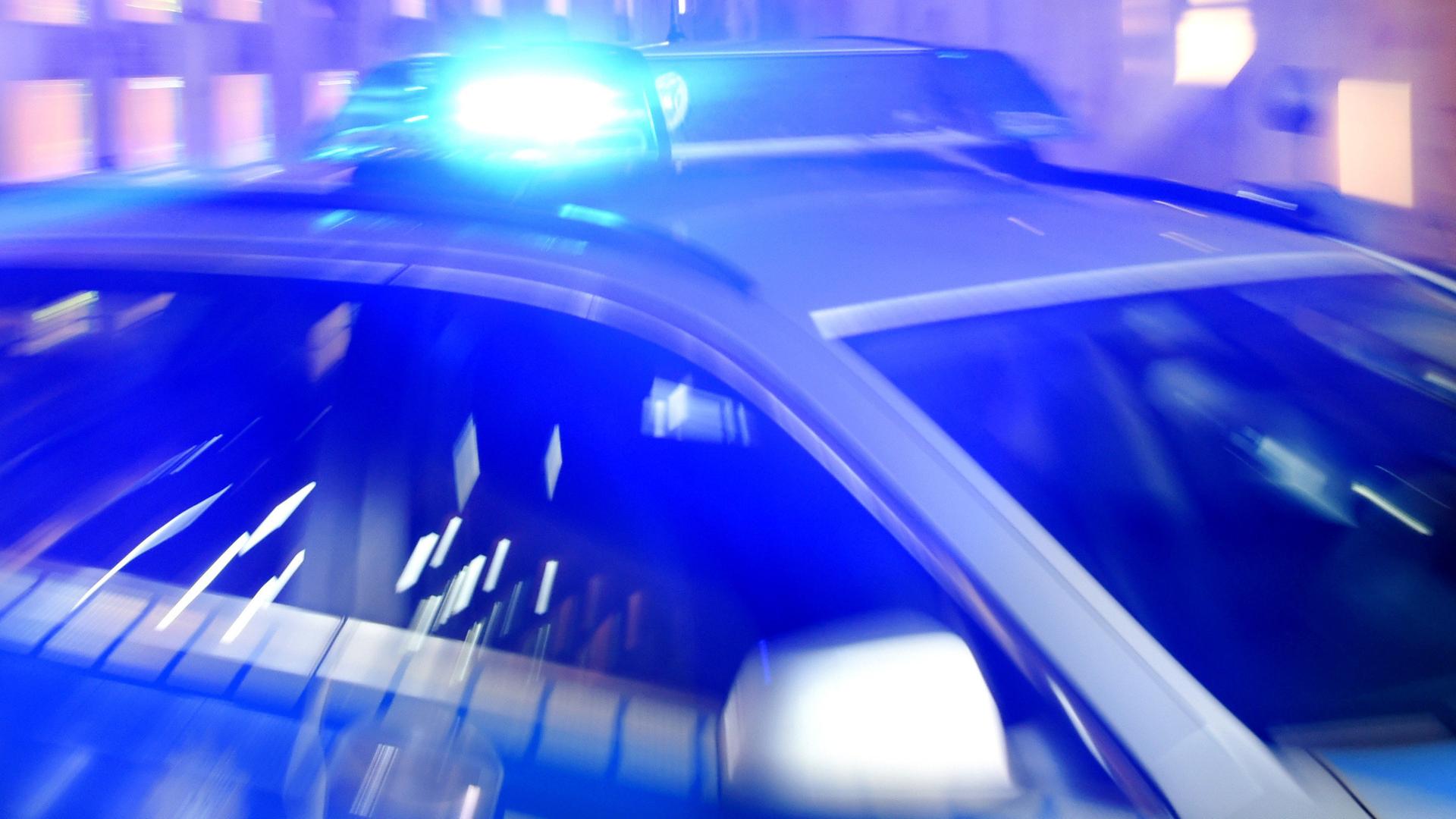 Auto fährt in parkenden Laster
