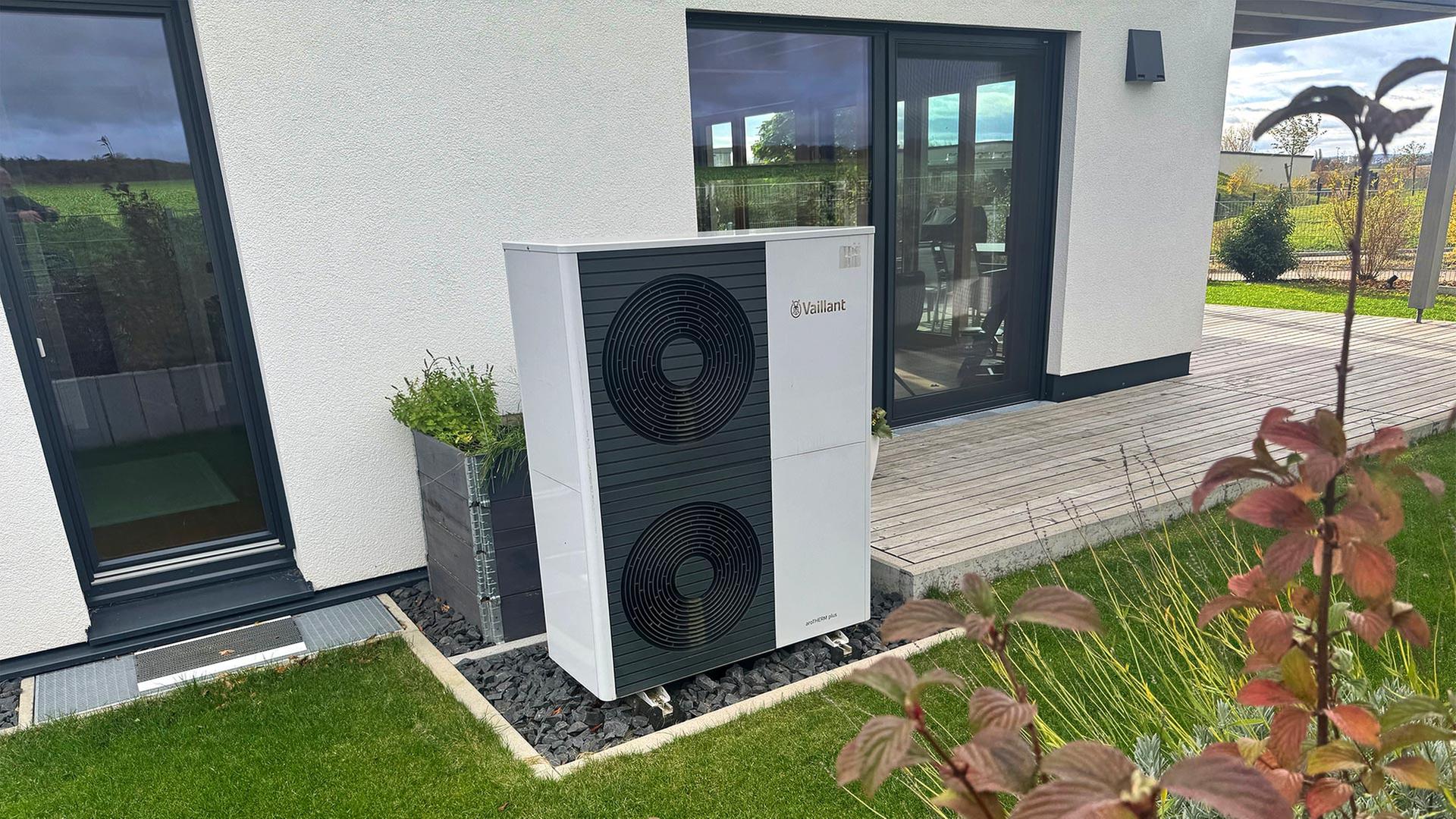 Wärmepumpe vor einem Wohnhaus. | picture alliance / SvenSimon