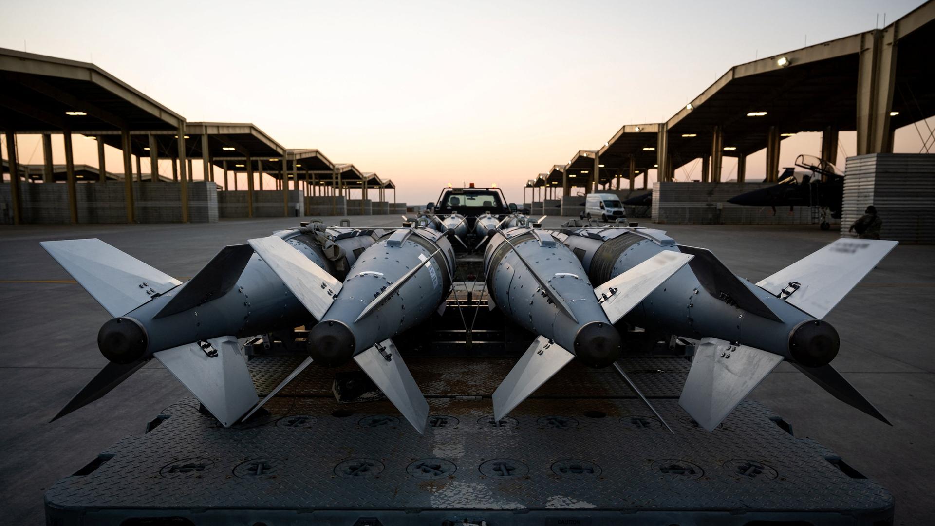 Mitarbeiter des US-Militärs beladen F-15-Flugzeuge mit Waffen. | via REUTERS