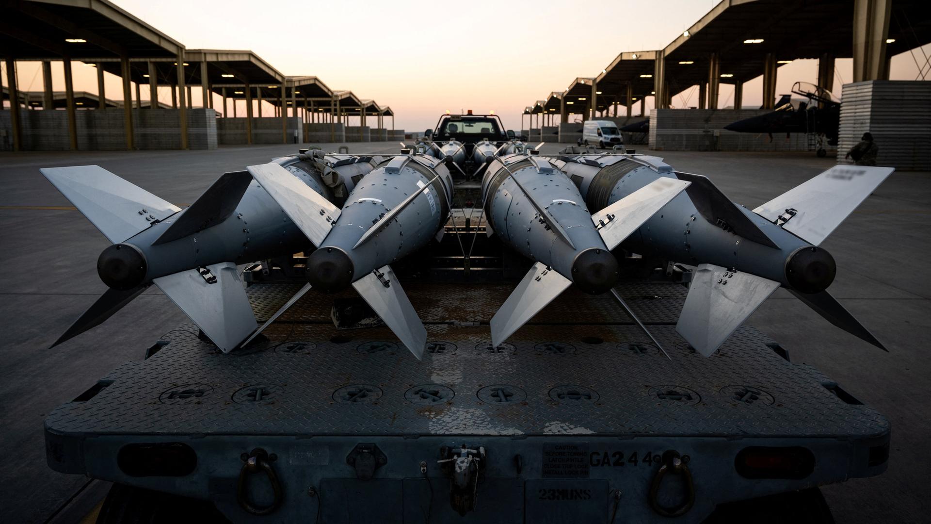 Mitarbeiter des US-Militärs beladen F-15-Flugzeuge mit Waffen. | via REUTERS