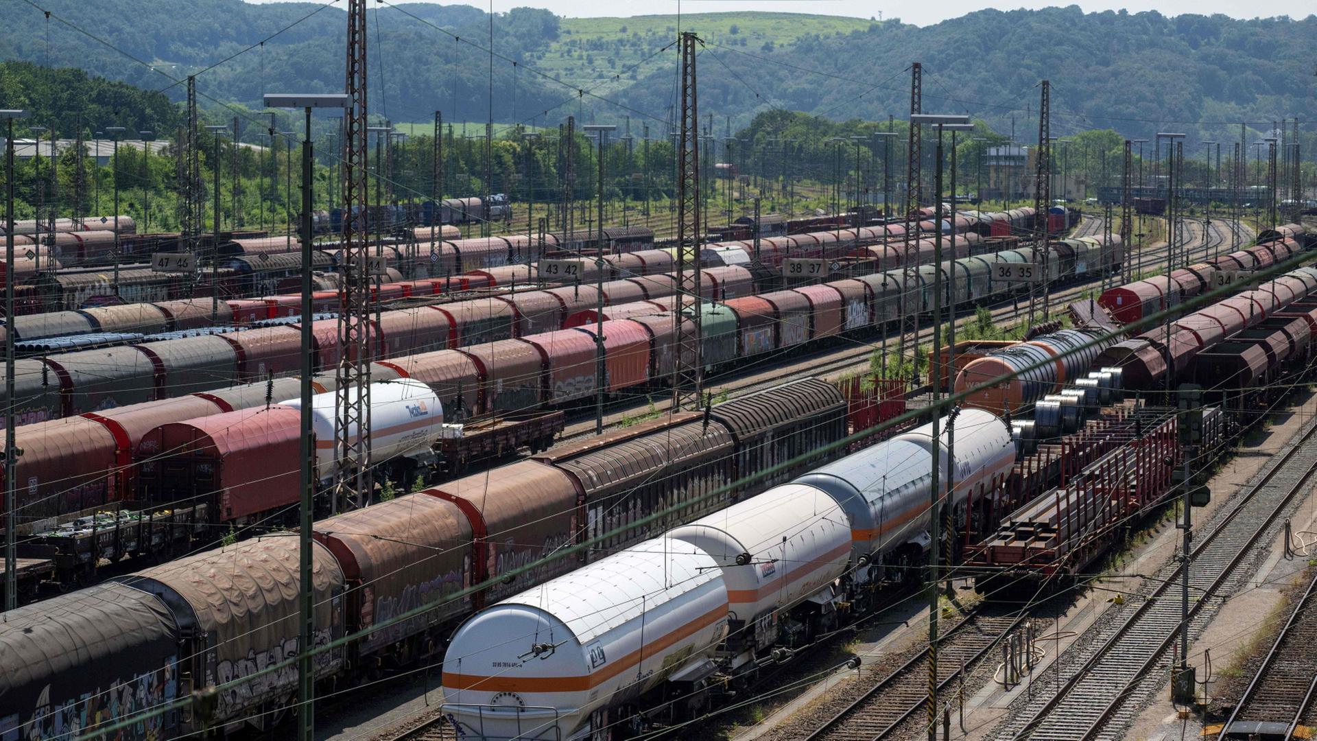 Mehrere Güterwaggons der Deutschen Bahn stehen an einem Bahnhof | AFP