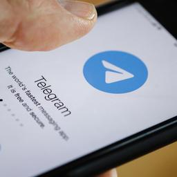 Ein Smartphone zeigt die Telegram-App.