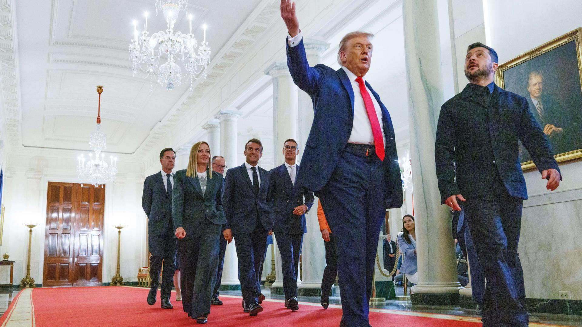Donald Trump und Wolodymyr Selenskyj gehen vor anderen europäischen Staats- und Regierungschefs durch das Weiße Haus. | EPA