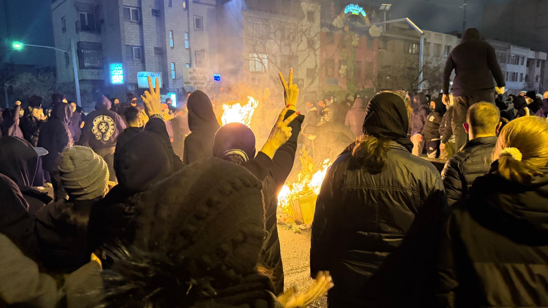 Iraner nehmen an einer Demonstration in Teheran teil. | AP