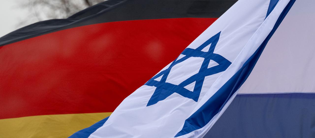 Die Fahnen von Deutschland und Israel wehen vor dem Sächsischen Landtag im Wind. (Archivbild vom 8.11.2023)