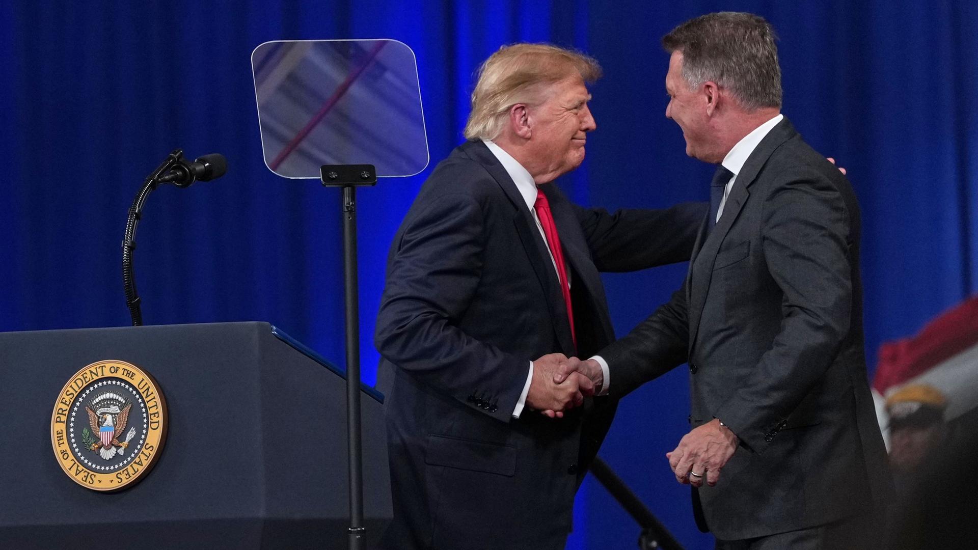 Trump und Audi-Chef Döllner in Georgia | AP Photo/Mark Schiefelbein