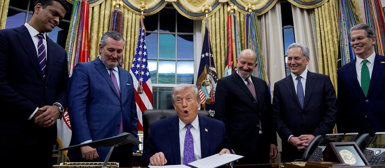  Donald Trump hält eine unterzeichnete Durchführungsverordnung zur künstlichen Intelligenz in der Hand. 