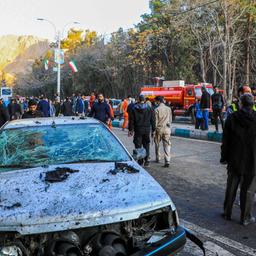 Ein zerstörtes Auto nach Explosionen in Kerman, Iran.