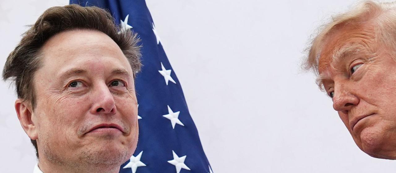 US-Präsident Donald Trump (r) überreicht Elon Musk im US Institute of Peace die National Medal of Science.